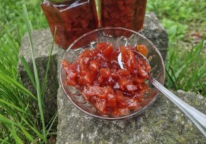 Dulceață artizanală de gutui pe fundal rustic