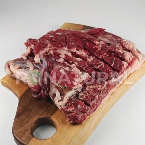 pastrama de berbecuț gătită la grătar, carne de berbecuț afumată tradițional, felii de pastrama de berbecuț servite rustic